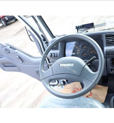 Isuzu 100p Marca Giappone Camion telaio con 4,1 metri di lunghezza scatola frigorifera con unità di refrigerazione THERMO KING RV380V 4X2 Mini 3tons 2 Ton Freezer Camion frigorifero