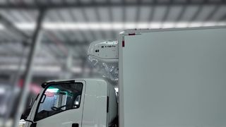 Unità di refrigerazione T-1180Pro THERMO KING installata sul camion QINGLING ISUZU 700P Installazione Eff